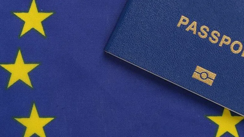 Avrupa Birliği bayrağı üzerinde pasaport: Schengen vize harcı ve ücretleri